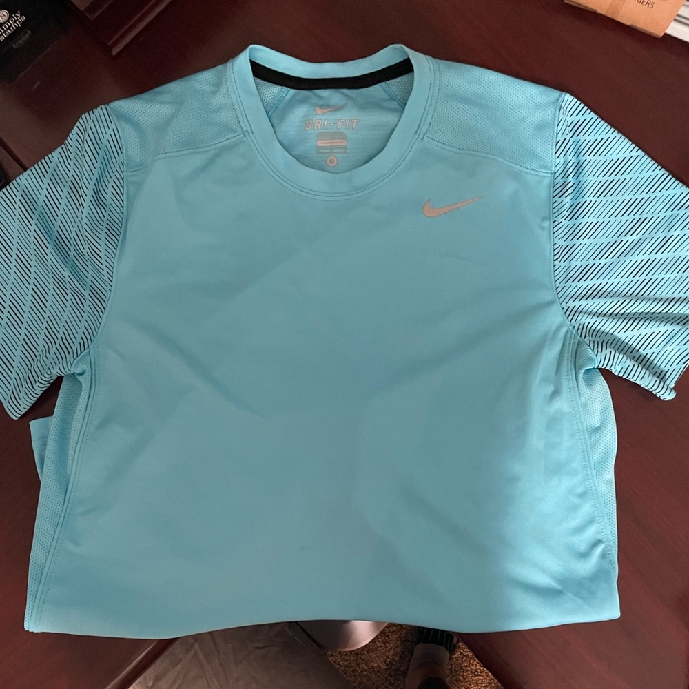 Mens medium Nike shirt, worn once. Great condition